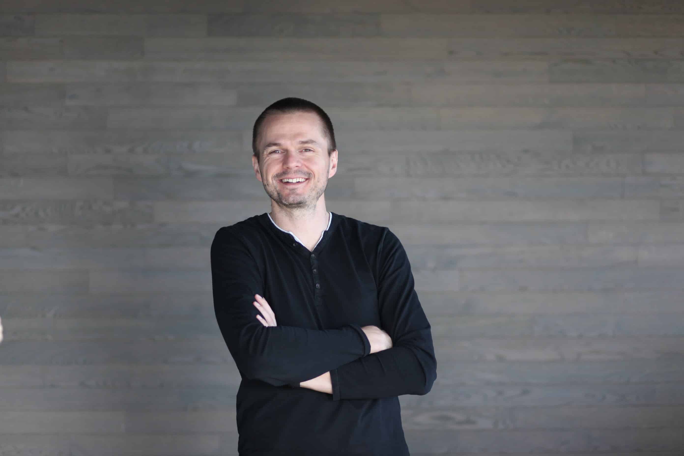 arek-skuza-business-consultant-smiling