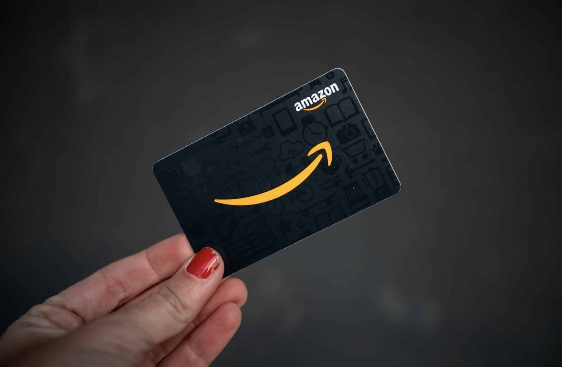 Amazon-gift-card-in-the-hand